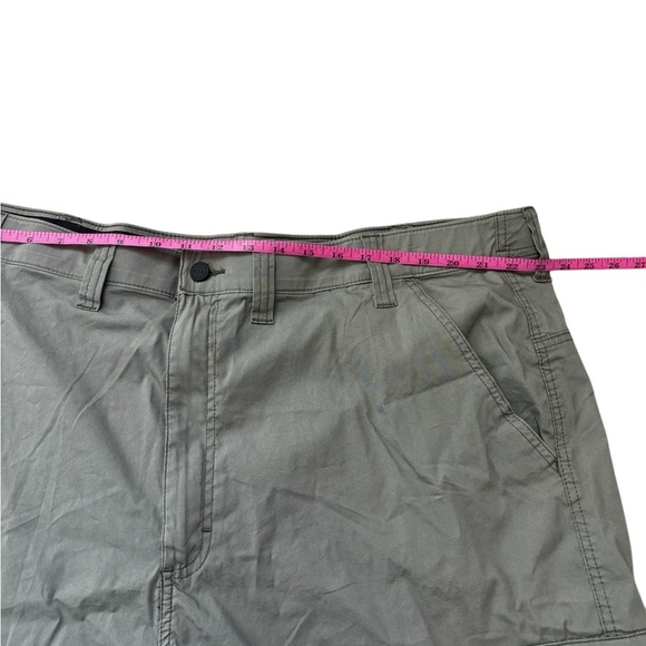 MEN'S Wrangler AUTHENTICS Stretch Olive Cargo Short - Picture 6 of 10